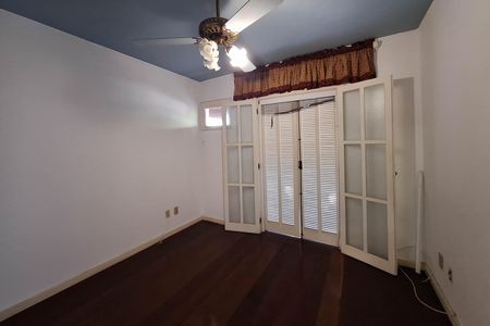 Casa de condomínio à venda com 350m², 5 quartos e 4 vagas Casa de condomínio à venda com 350m², 5 quartos e 4 vagasSuíte 2
