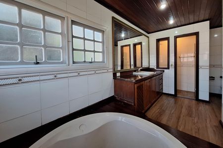 Casa de condomínio à venda com 350m², 5 quartos e 4 vagas Casa de condomínio à venda com 350m², 5 quartos e 4 vagasBanheiro da Suíte 1
