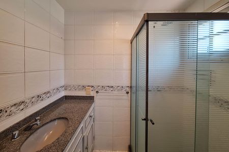 Casa de condomínio à venda com 350m², 5 quartos e 4 vagas Casa de condomínio à venda com 350m², 5 quartos e 4 vagasBanheiro da Suíte 2