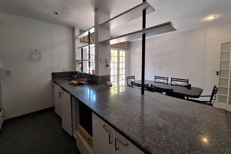 Casa de condomínio à venda com 350m², 5 quartos e 4 vagas Casa de condomínio à venda com 350m², 5 quartos e 4 vagasCozinha