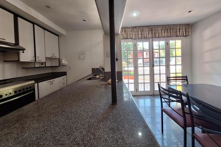 Casa de condomínio à venda com 350m², 5 quartos e 4 vagas Casa de condomínio à venda com 350m², 5 quartos e 4 vagasCozinha