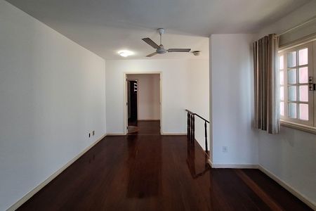 Casa de condomínio à venda com 350m², 5 quartos e 4 vagas Casa de condomínio à venda com 350m², 5 quartos e 4 vagasSala 3