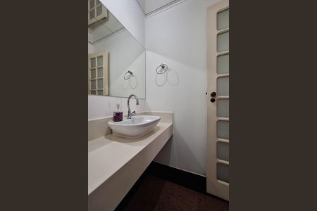 Casa de condomínio à venda com 350m², 5 quartos e 4 vagas Casa de condomínio à venda com 350m², 5 quartos e 4 vagasLavabo 1