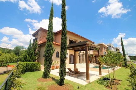 Casa de condomínio à venda com 549m², 5 quartos e 6 vagas Casa de condomínio à venda com 549m², 5 quartos e 6 vagasFoto 01