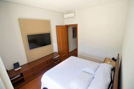 Casa de condomínio à venda com 549m², 5 quartos e 6 vagas Casa de condomínio à venda com 549m², 5 quartos e 6 vagasFoto 32