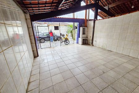 Garagem de casa para alugar com 3 quartos, 121m² em Princesa, Praia Grande