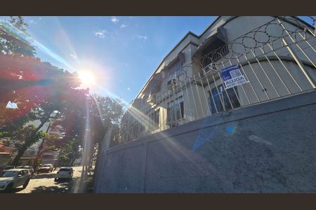 Fachada do Prédio com placa de apartamento para alugar com 2 quartos, 47m² em Cachambi, Rio de Janeiro