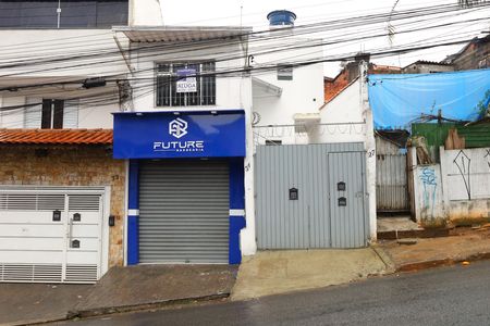 Fachada do imóvel - Placa grande instalada na grade da janela do imóvel no dia 23.06.2026 - Código da placa: IMWU-695 de casa para alugar com 1 quarto, 30m² em Cidade Tiradentes, São Paulo