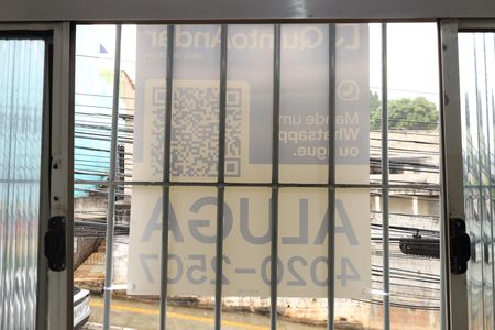 Casa para alugar com 30m², 1 quarto e 1 vagaPlaca grande instalada na grade da janela do imóvel no dia 23.06.2026 - Código da placa: IMWU-695