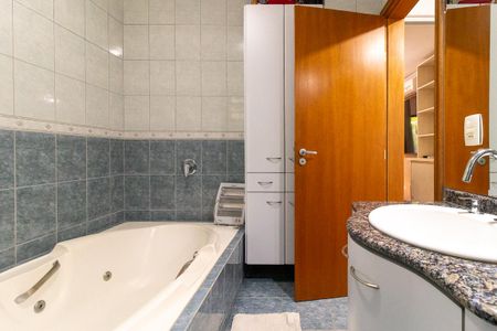Banheiro da Suíte de casa à venda com 4 quartos, 350m² em Cidade Industrial, Curitiba