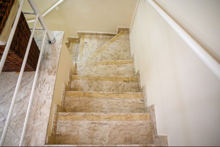 Casa de condomínio à venda com 120m², 3 quartos e 2 vagas Casa de condomínio à venda com 120m², 3 quartos e 2 vagasEscada para Deposito e Garagem