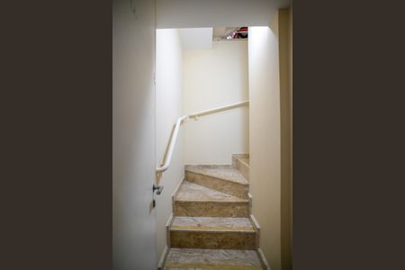 Casa de condomínio à venda com 120m², 3 quartos e 2 vagas Casa de condomínio à venda com 120m², 3 quartos e 2 vagasEscada para Deposito e Garagem