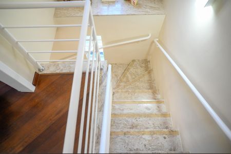 Casa de condomínio à venda com 120m², 3 quartos e 2 vagas Casa de condomínio à venda com 120m², 3 quartos e 2 vagasEscada para Quartos