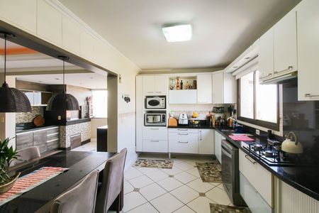 Apartamento para alugar com 155m², 4 quartos e 2 vagas Apartamento para alugar com 155m², 4 quartos e 2 vagasCozinha e Área de Serviço