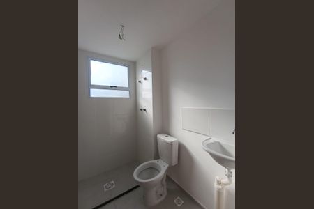 Banheiro de apartamento para alugar com 2 quartos, 43m² em Jardim Alvorada, Nova Iguaçu