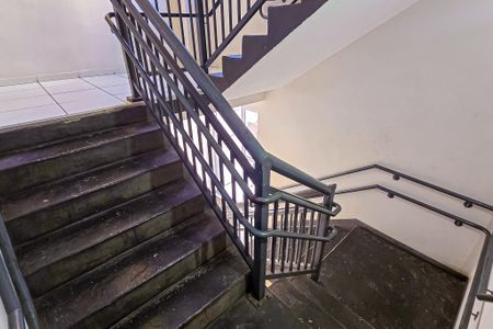 Apartamento para alugar com 43m², 2 quartos e sem vaga Apartamento para alugar com 43m², 2 quartos e sem vagaEscada