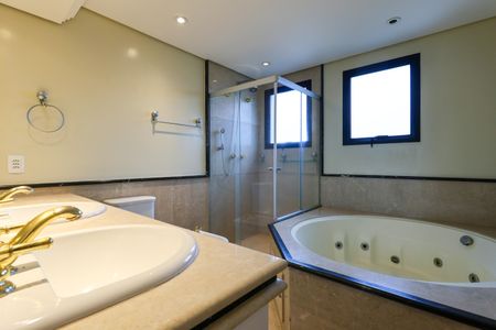 Apartamento para alugar com 374m², 4 quartos e 5 vagasBanheiro 1 da Closet da Suíte 1