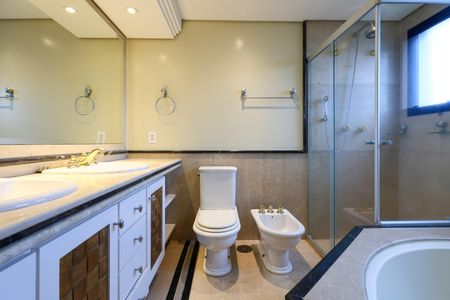 Apartamento para alugar com 374m², 4 quartos e 5 vagasBanheiro 1 da Closet da Suíte 1