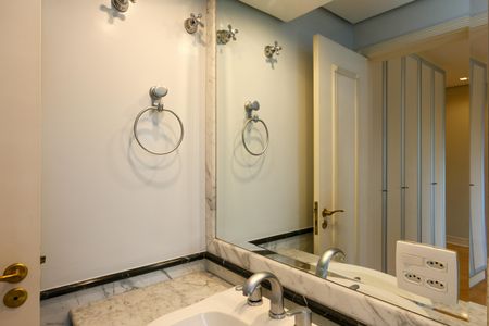 Apartamento para alugar com 374m², 4 quartos e 5 vagasBanheiro da Suíte 4