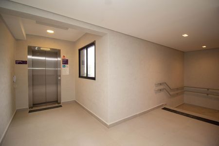 Apartamento à venda com 42m², 2 quartos e 1 vaga Apartamento à venda com 42m², 2 quartos e 1 vagaHall social