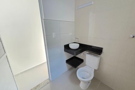 Banheiro de casa de condomínio para alugar com 1 quarto, 40m² em Canto do Forte, Praia Grande