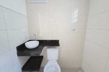 Banheiro de casa de condomínio para alugar com 1 quarto, 40m² em Canto do Forte, Praia Grande