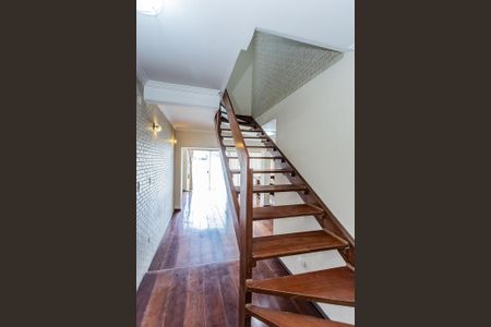 Casa à venda com 147m², 3 quartos e 3 vagas Casa à venda com 147m², 3 quartos e 3 vagasEscada