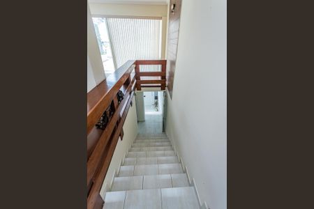 Casa à venda com 147m², 3 quartos e 3 vagas Casa à venda com 147m², 3 quartos e 3 vagasEscada