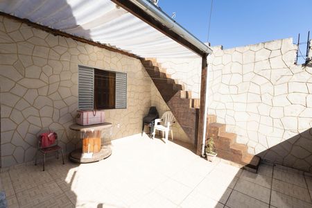 Casa à venda com 100m², 4 quartos e 2 vagas Casa à venda com 100m², 4 quartos e 2 vagasTerraço