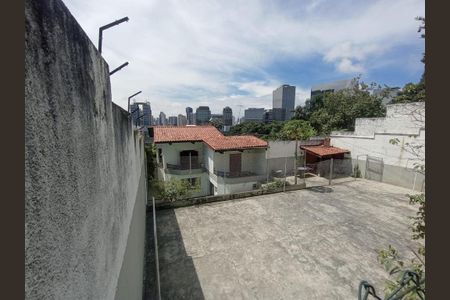 Casa à venda com 6 quartos, 400m² em Vila Tramontano, São Paulo
