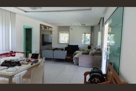 Sala de casa de condomínio para alugar com 4 quartos, 350m² em Caxito, Maricá
