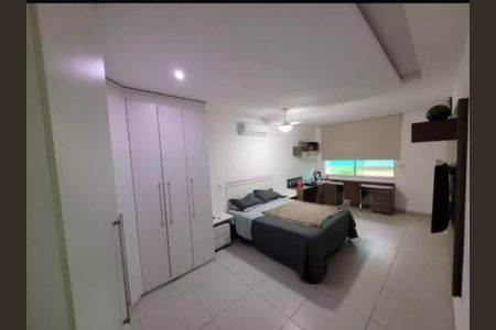 Quarto de casa de condomínio para alugar com 4 quartos, 350m² em Caxito, Maricá