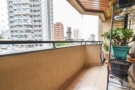 Apartamento à venda com 128m², 4 quartos e 3 vagas Apartamento à venda com 128m², 4 quartos e 3 vagasVaranda