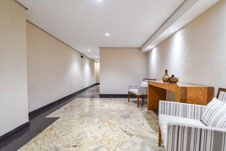Apartamento à venda com 128m², 4 quartos e 3 vagas Apartamento à venda com 128m², 4 quartos e 3 vagasHall social