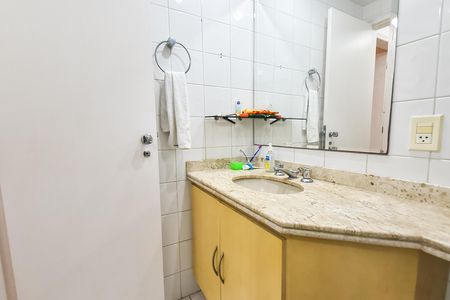 Apartamento à venda com 128m², 4 quartos e 3 vagas Apartamento à venda com 128m², 4 quartos e 3 vagasBanheiro social