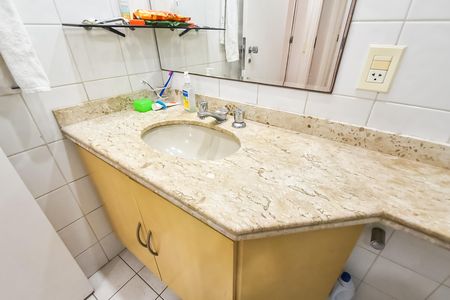 Apartamento à venda com 128m², 4 quartos e 3 vagas Apartamento à venda com 128m², 4 quartos e 3 vagasBanheiro social