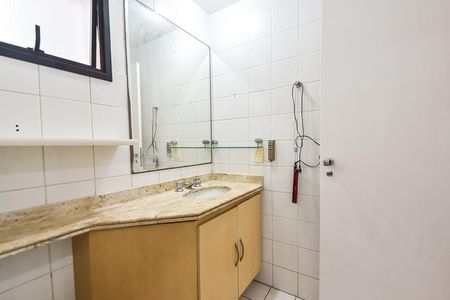 Apartamento à venda com 128m², 4 quartos e 3 vagas Apartamento à venda com 128m², 4 quartos e 3 vagasBanheiro da suíte