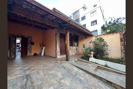 Casa à venda com 210m², 3 quartos e 2 vagasFachada