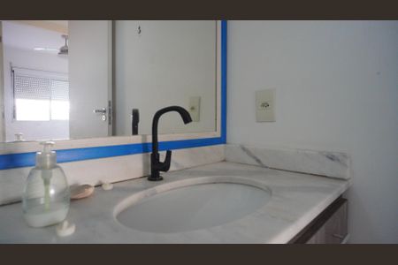 Banheiro 2 corredor  de apartamento para alugar com 3 quartos, 69m² em Vila Ipiranga, Porto Alegre