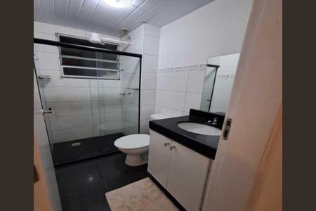 Banheiro de apartamento para alugar com 2 quartos, 55m² em Mariléa Chácara, Rio das Ostras