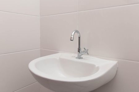 Banheiro de kitnet/studio para alugar com 1 quarto, 24m² em Hípica, Porto Alegre