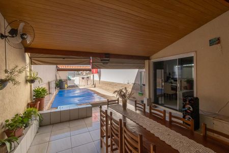 Casa à venda com 250m², 2 quartos e 3 vagas Casa à venda com 250m², 2 quartos e 3 vagasQuintal