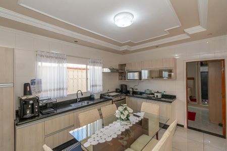 Casa à venda com 250m², 2 quartos e 3 vagas Casa à venda com 250m², 2 quartos e 3 vagasCozinha