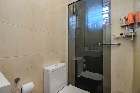 Banheiro de apartamento à venda com 1 quarto, 40m² em Passo D’areia, Porto Alegre