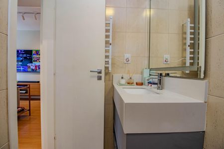 Banheiro de apartamento à venda com 1 quarto, 40m² em Passo D’areia, Porto Alegre