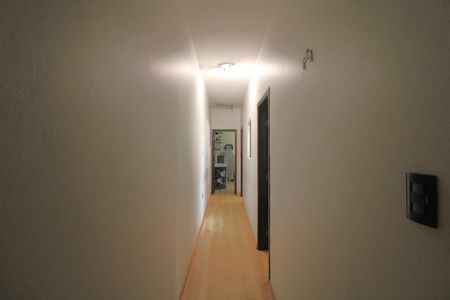 Casa à venda com 96m², 3 quartos e 2 vagasCorredor entre os quartos