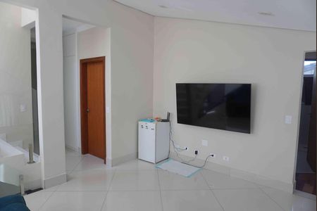 Casa de condomínio para alugar com 405m², 2 quartos e 4 vagasSala de TV