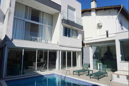 Casa de condomínio para alugar com 405m², 2 quartos e 4 vagasPiscina