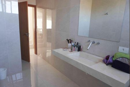 Casa de condomínio para alugar com 405m², 2 quartos e 4 vagasBanheiro