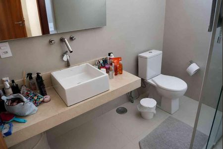 Casa de condomínio para alugar com 405m², 2 quartos e 4 vagas Casa de condomínio para alugar com 405m², 2 quartos e 4 vagasBanheiro da Suíte 1